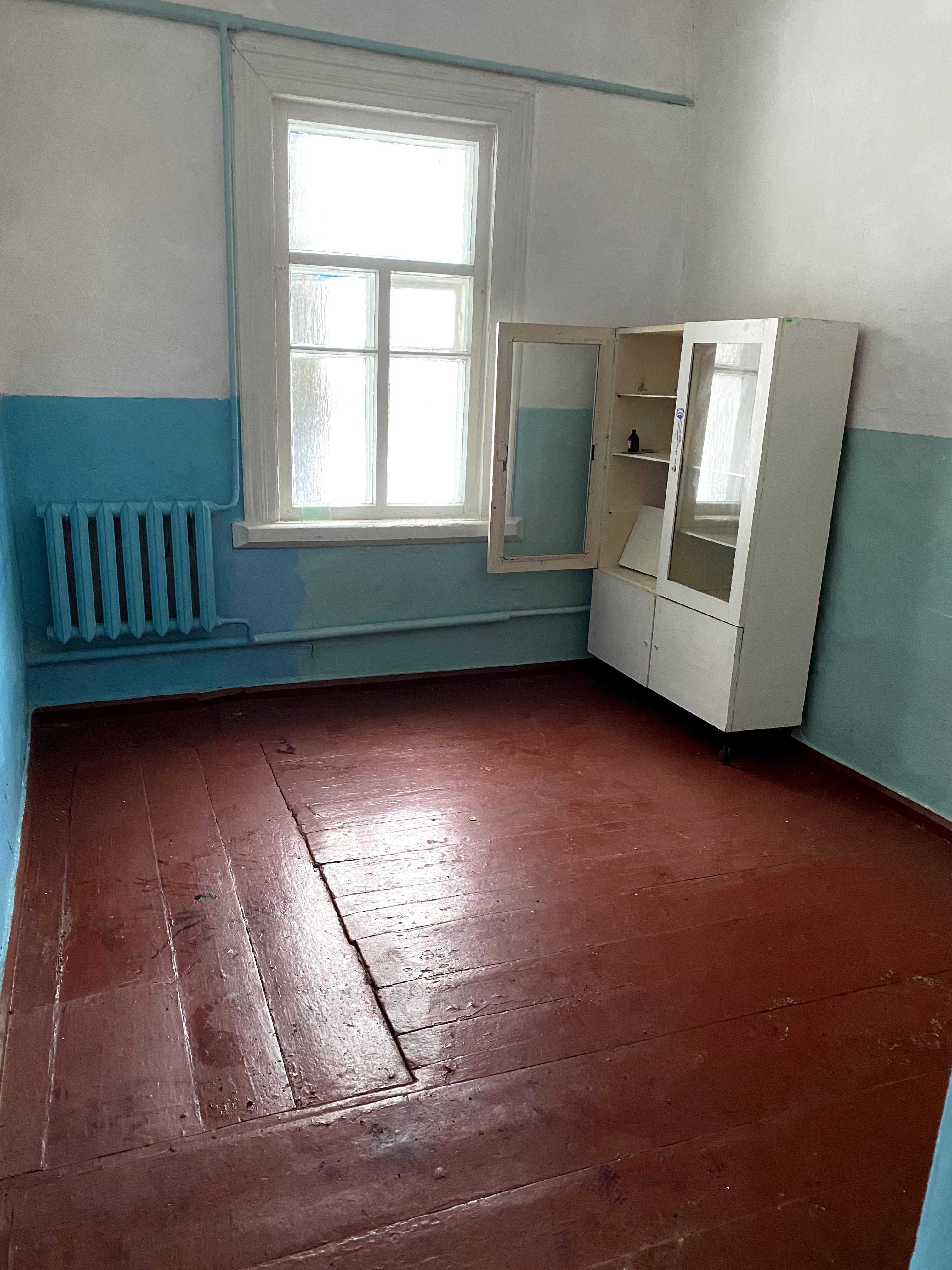 Комерційне приміщення з орендарем! 197 м2, гаражі 81 м2. Торг! 0,57 га