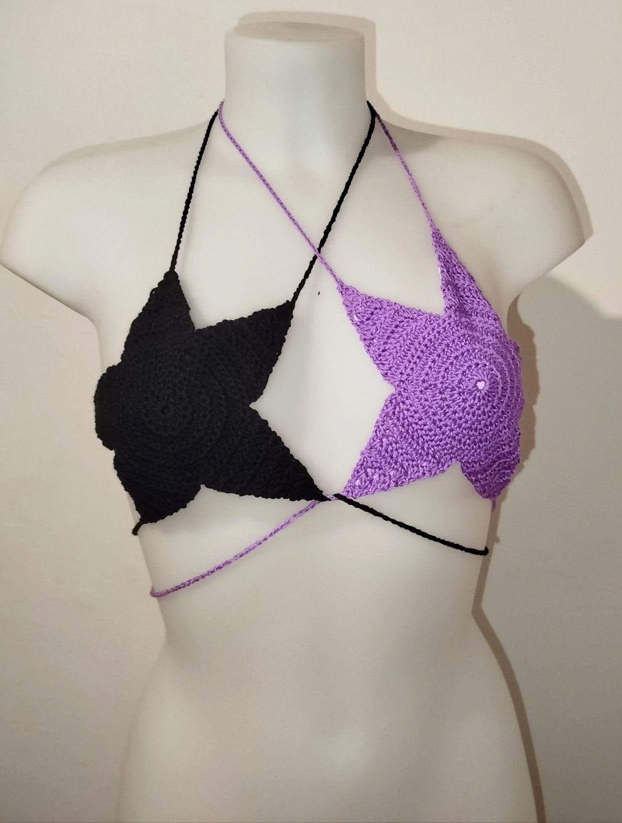 Top estrela de crochê preto e roxo.