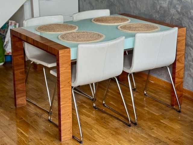 Stół rozkładany plus cztery krzesła skórzane