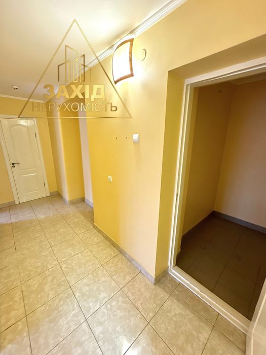 Продаж фасадного комерційного приміщення р-н Варшавського ринку