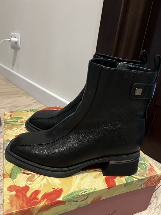 Ботінки жіночі.