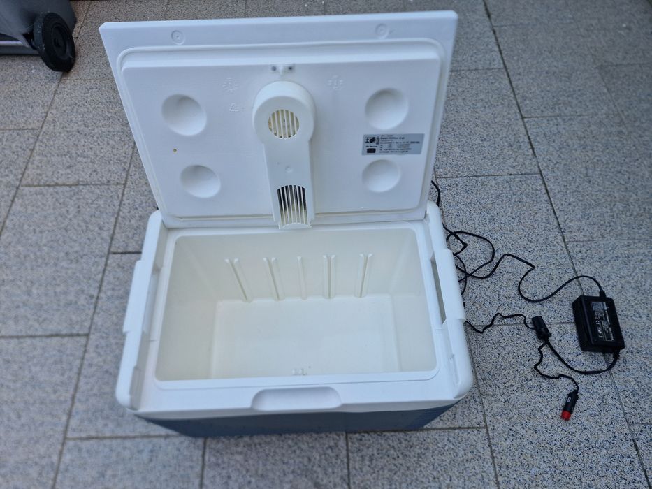 geleira eletrica elektro kuhlbox E 45, grande, só funciona com isqueir