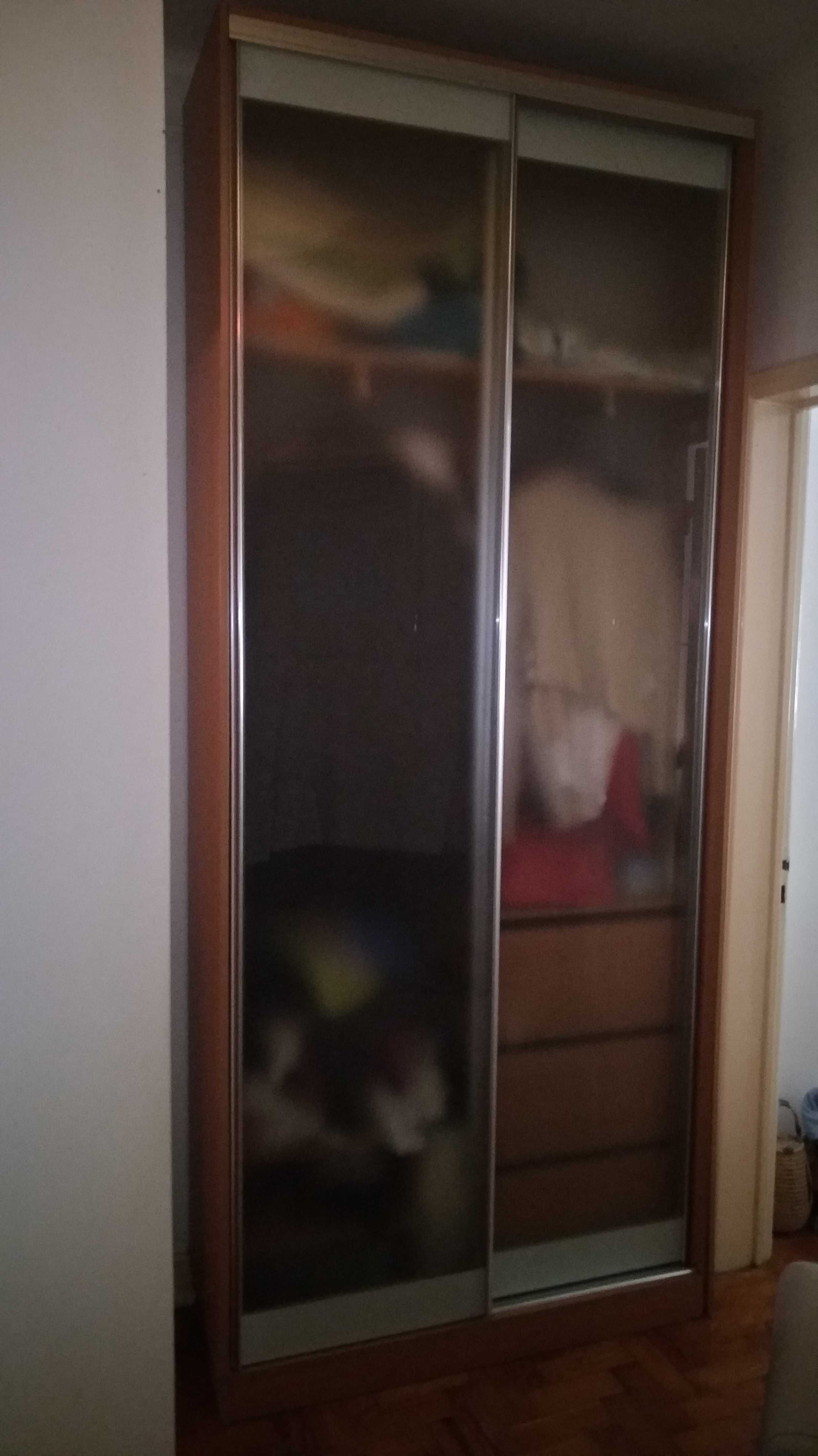 Roupeiro de 2 portas de correr em vidro e alumínio. ULTIMOS 2 DIAS.