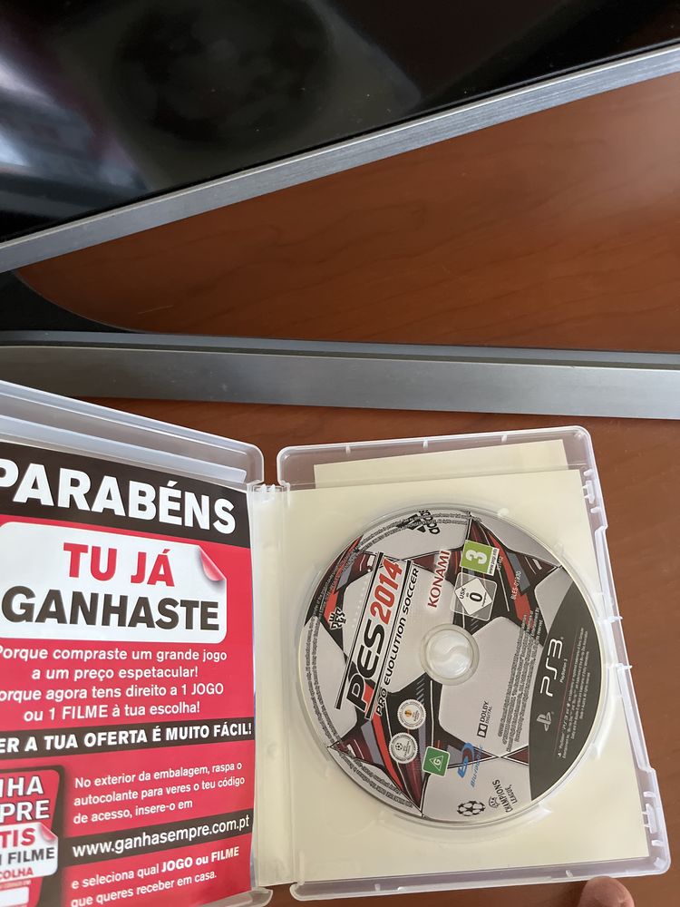 Ps3 em bom estado com dois comandos e jogos pes 2014 e 2015