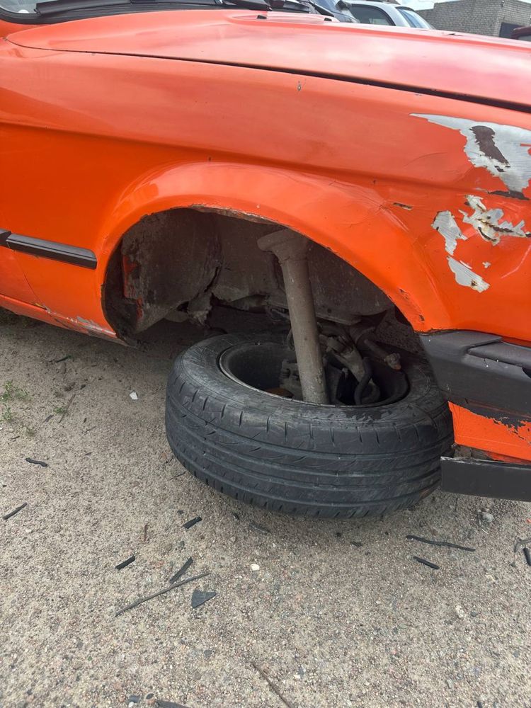 Помаранчева  bmw E30 324TD