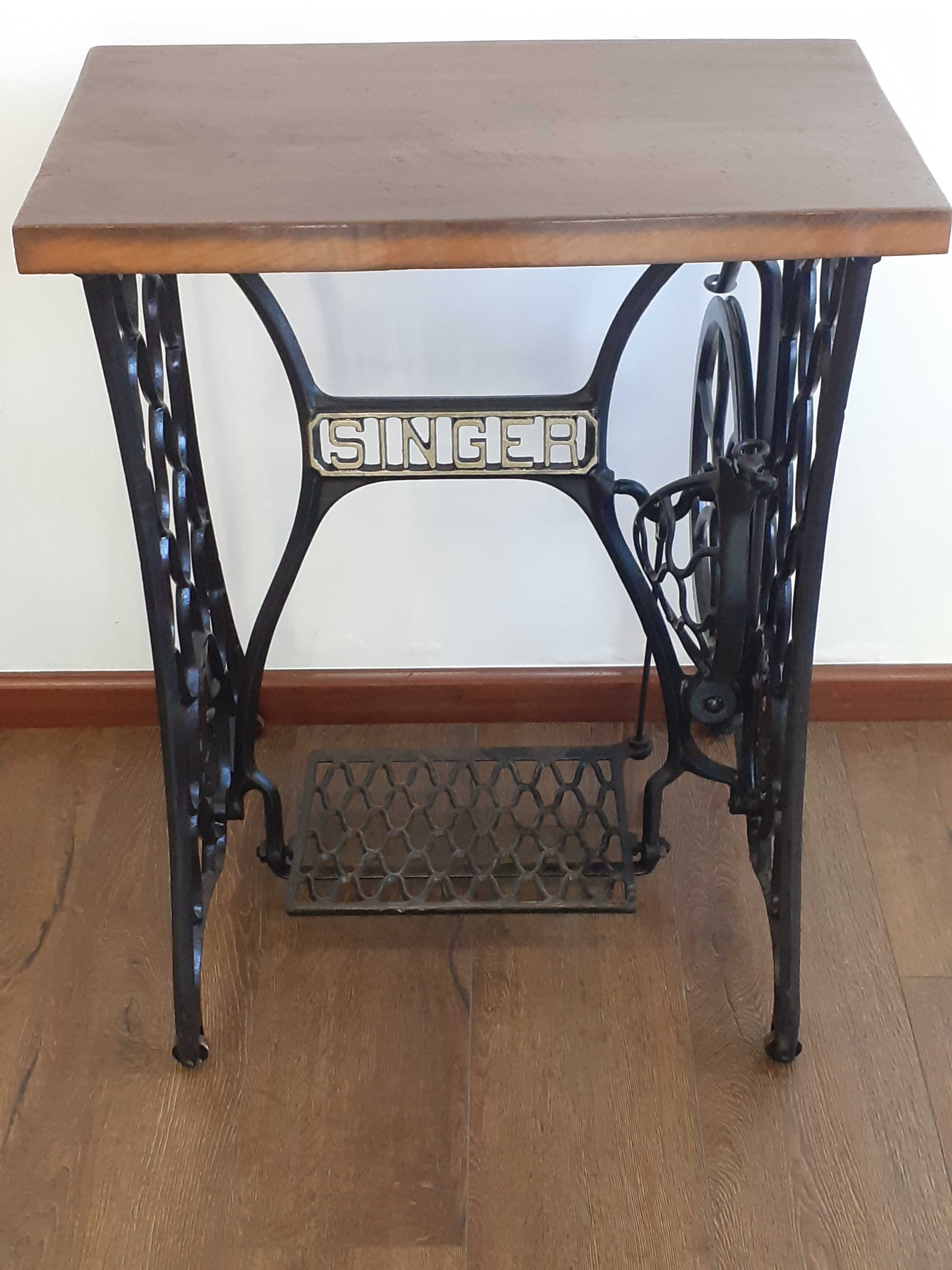 Máquina Singer/Mesa de apoio