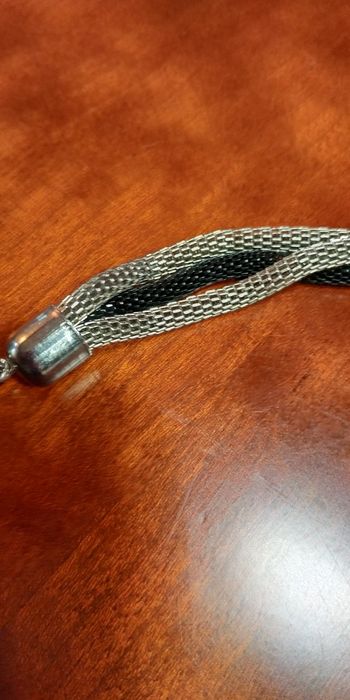 Naszyjnik 3-pasmowy z dużymi koralami.