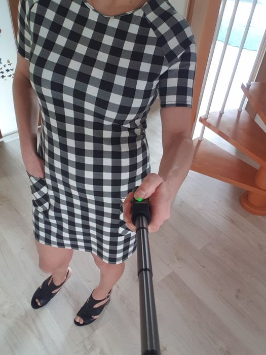Sukienka w kratkę czarno biała