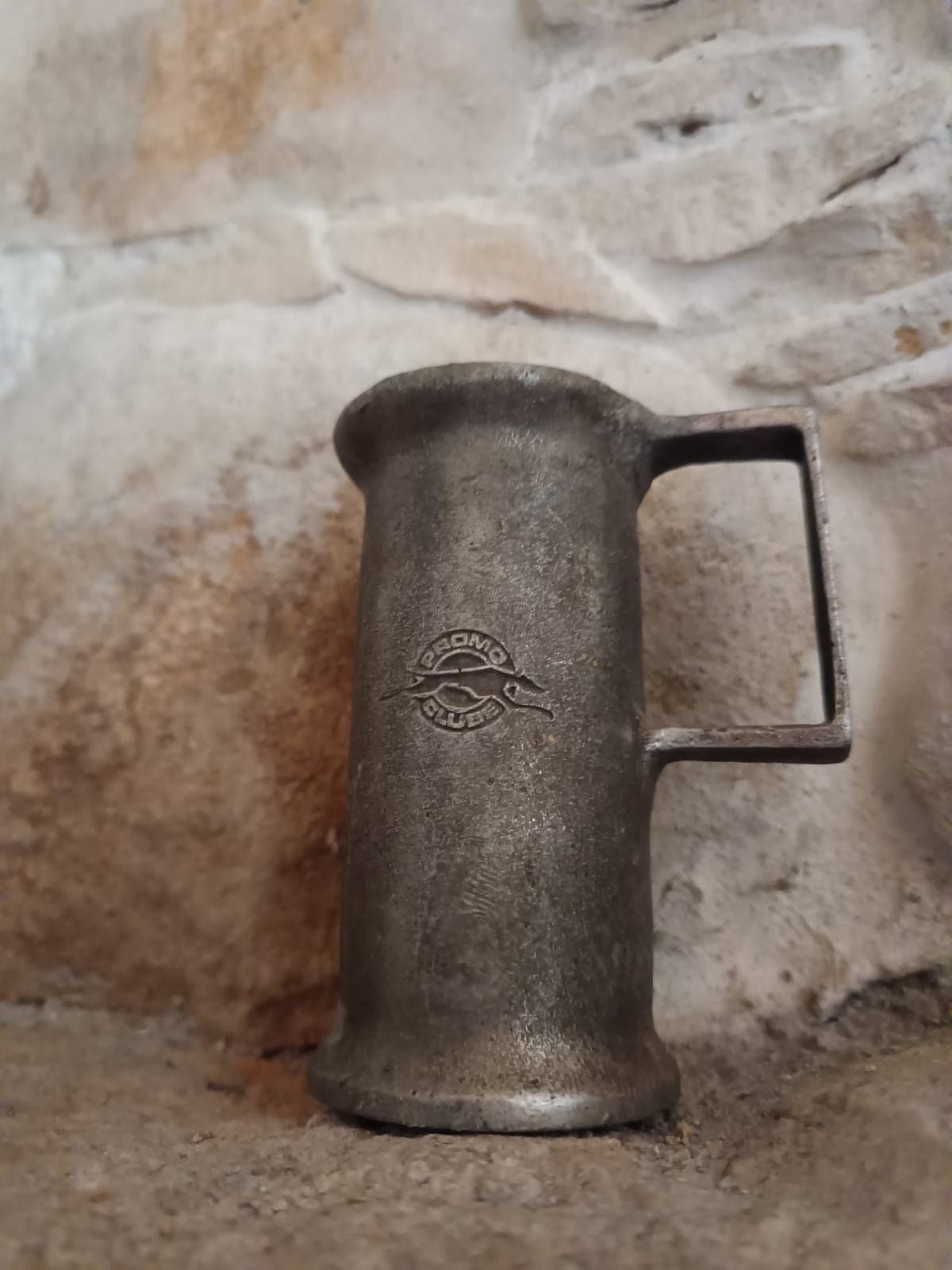 Duas Peças  antigas em estanho: Prato" Cockburns Port"  e  caneca .