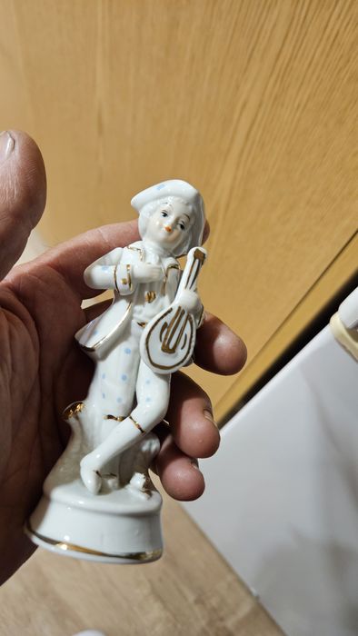 Imagens em porcelana com trajes do sec.XVIII.