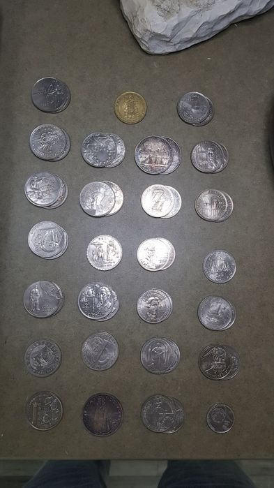 Moedas comemorativas em escudo