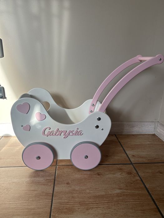 Drewniany wózek dla lalek z imieniem Gabrysia