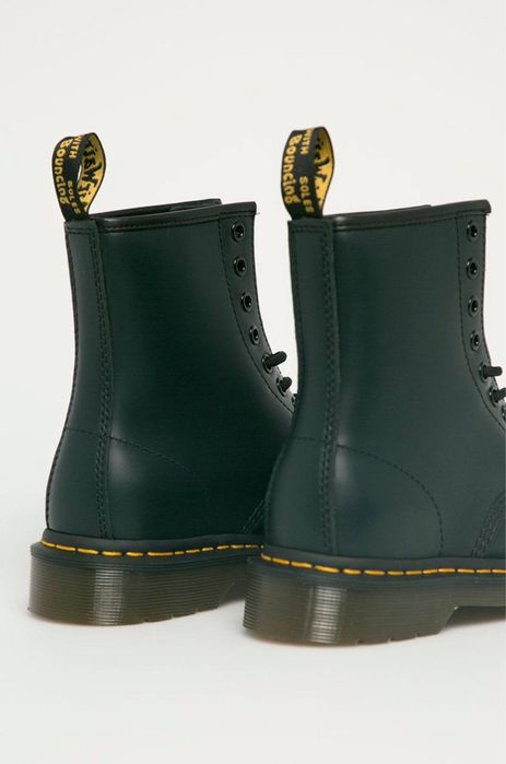 Ботинки кожаные Dr. Martens 1460 зеленого цвета на низком каблуке