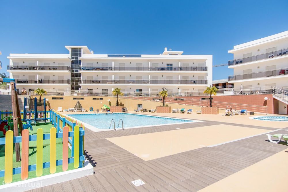 Apartamento T2 com Garagem e Piscina no centro de Albufeira