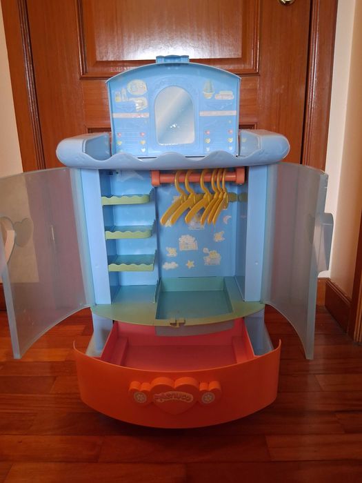 Nenuco guarda vestidos