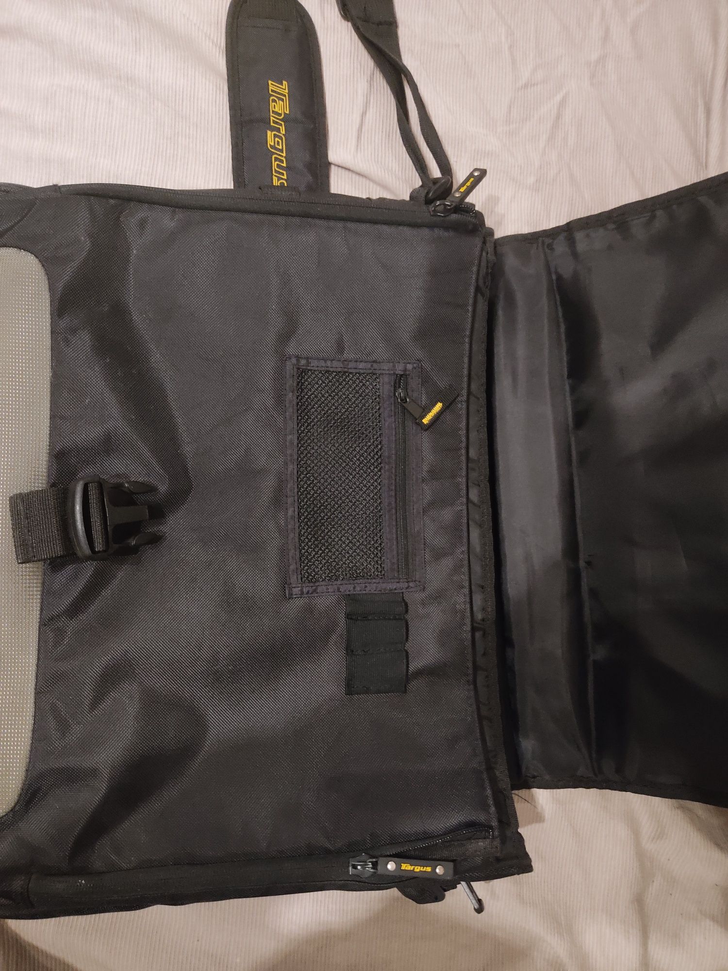 Laptop bag (Targus) - Spacious and durable