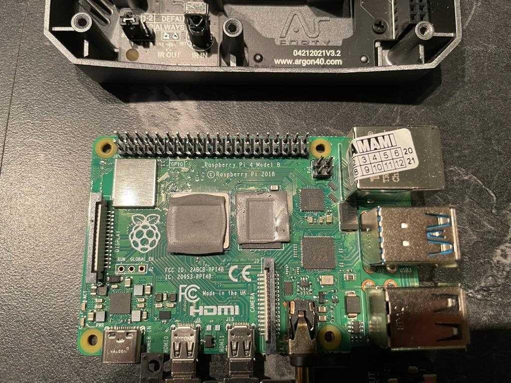 Raspberry Pi 4B 8GB RAM + Argon ONE z SSD Adapter