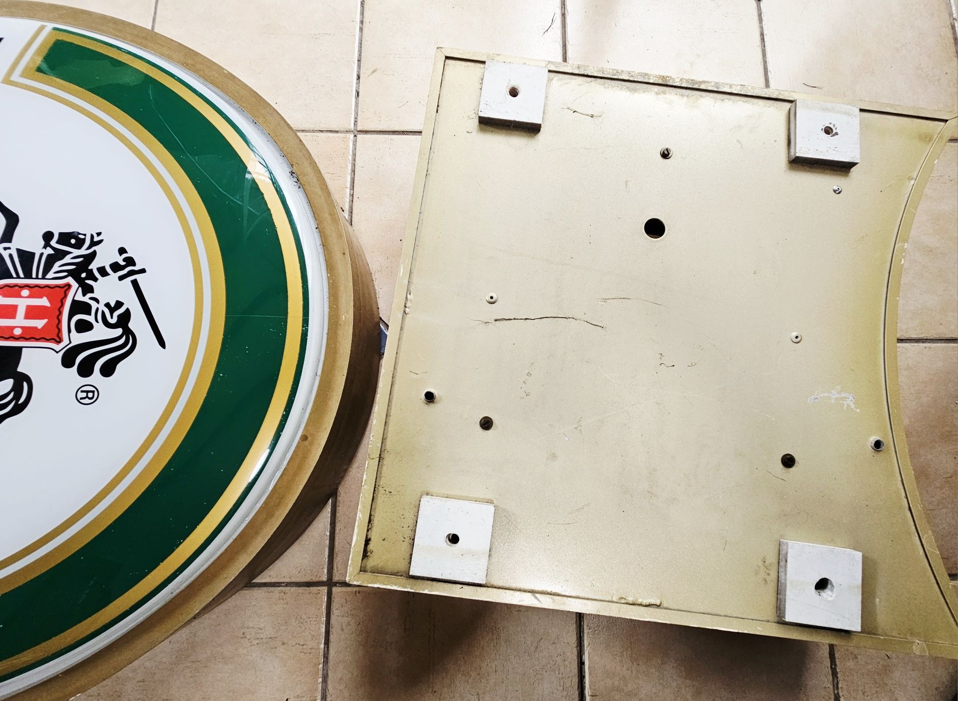 Duży neon z reklamą piwa Holsten