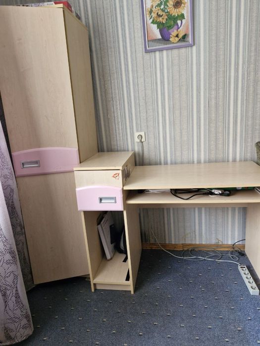 Меблі, компʼютерний стіл, шафа.