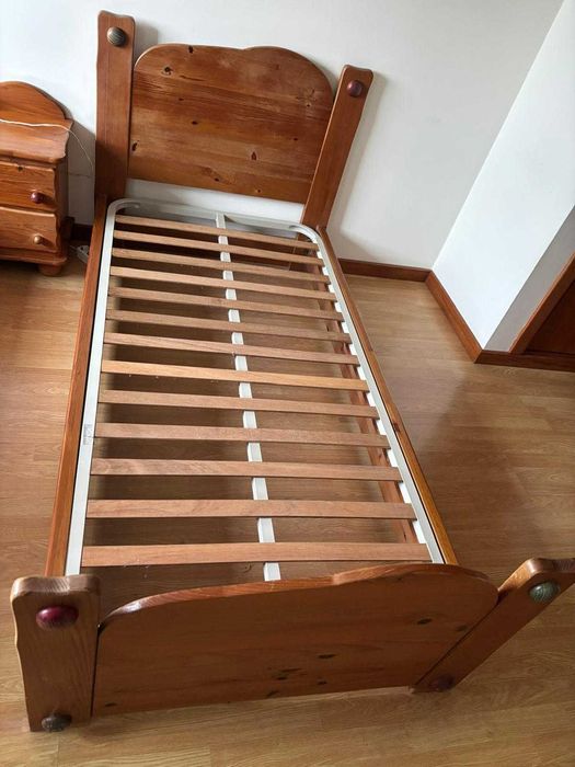 Mobília de quarto individual em madeira de pinho maciço