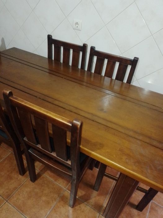 Conjunto mesa e cadeiras