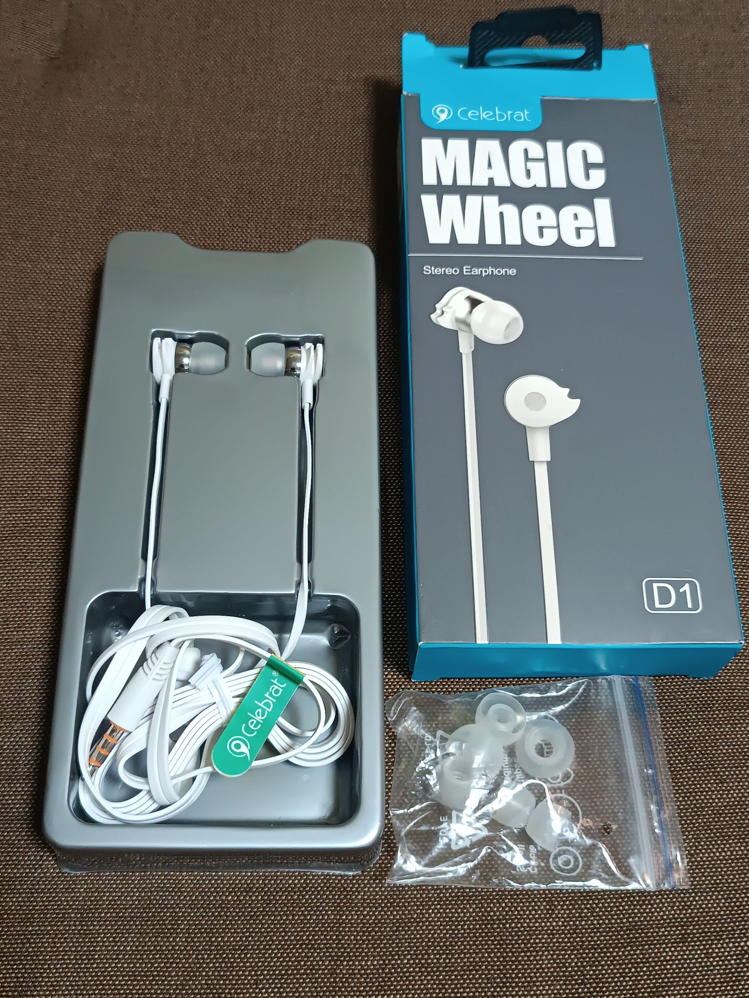 Проводные наушники с гарнитурой (микрофоном) Celebrat D1 Magic White