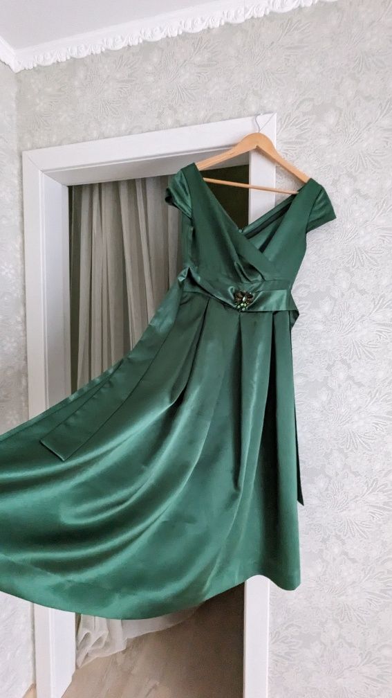 Вечірня сукня міді зеленого кольору з брошкою, розмір С