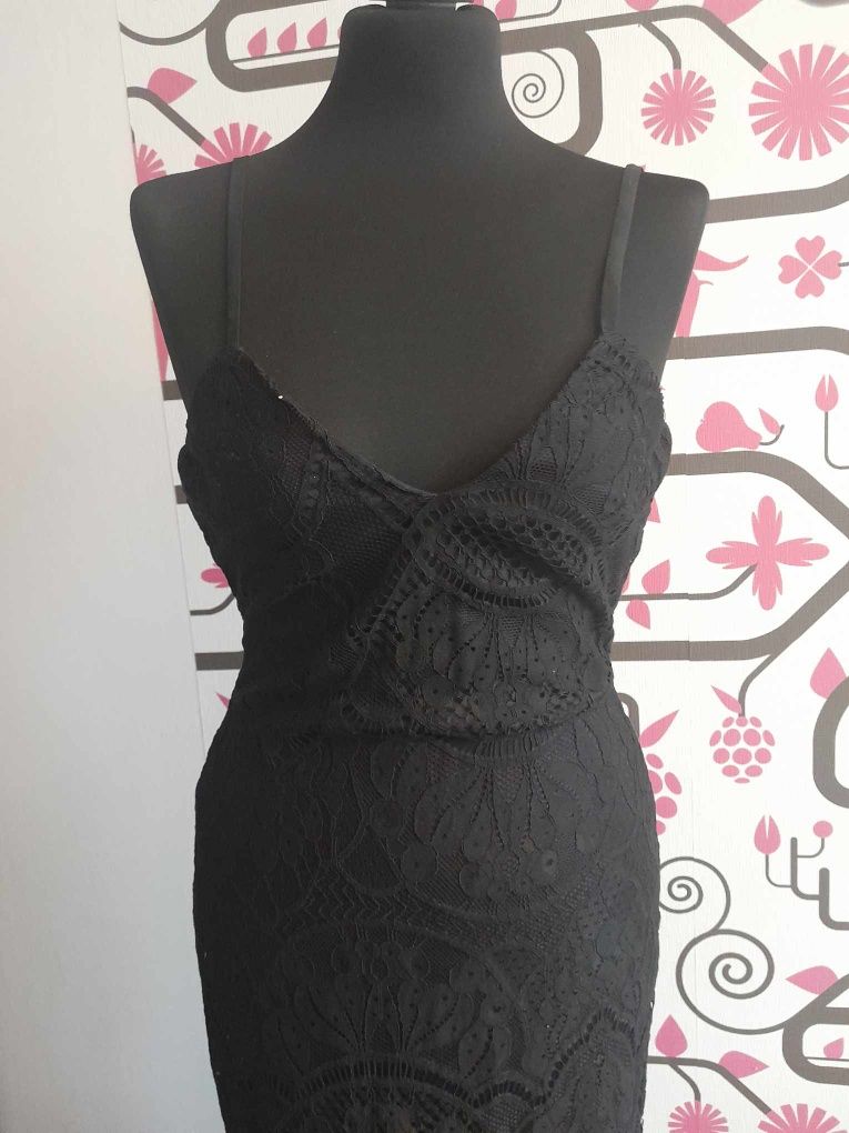 Czarna sukienka dłuższą midi dopsowana na ramiączkach syrenka S 36