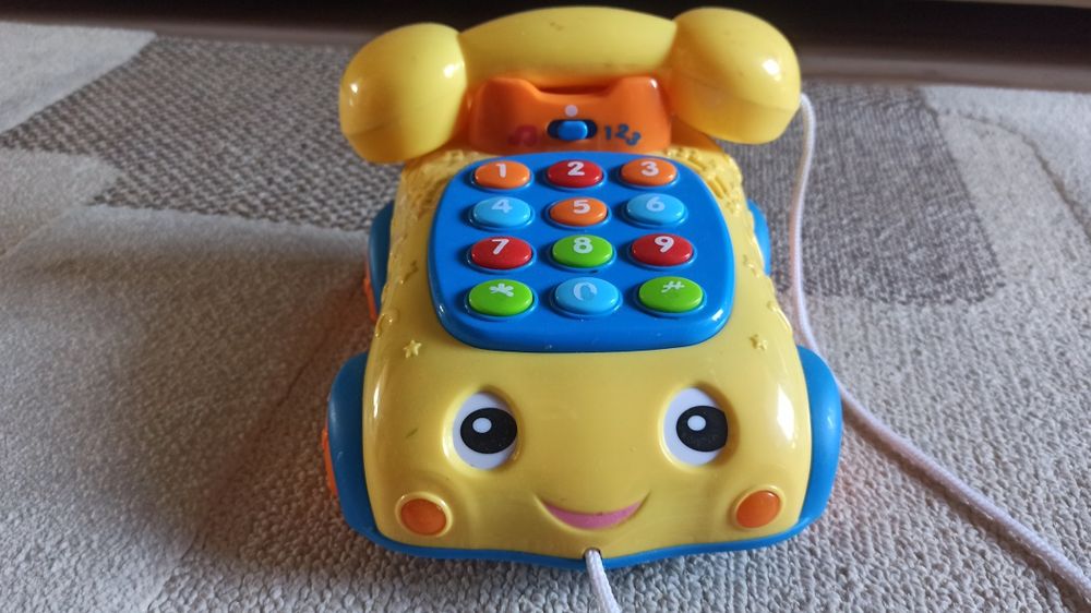 Grający telefon z cyferkami