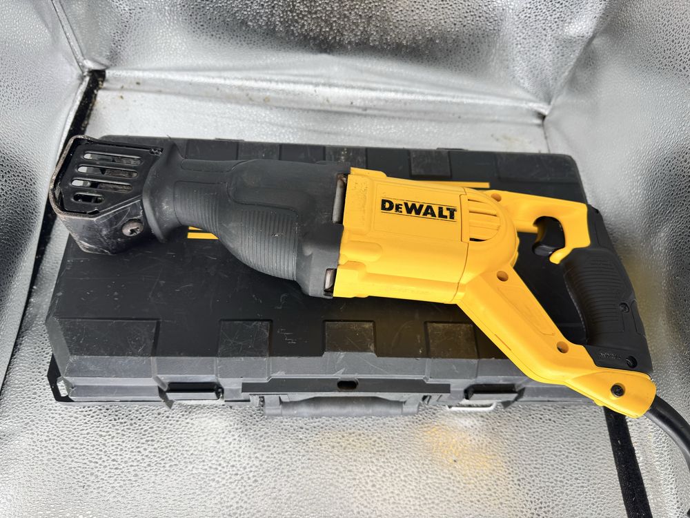 Пила шабельна DeWALT DWE305 сабельная