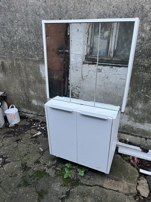 Meble do łazienki lustro z szafką i szafka pod umywalkę.