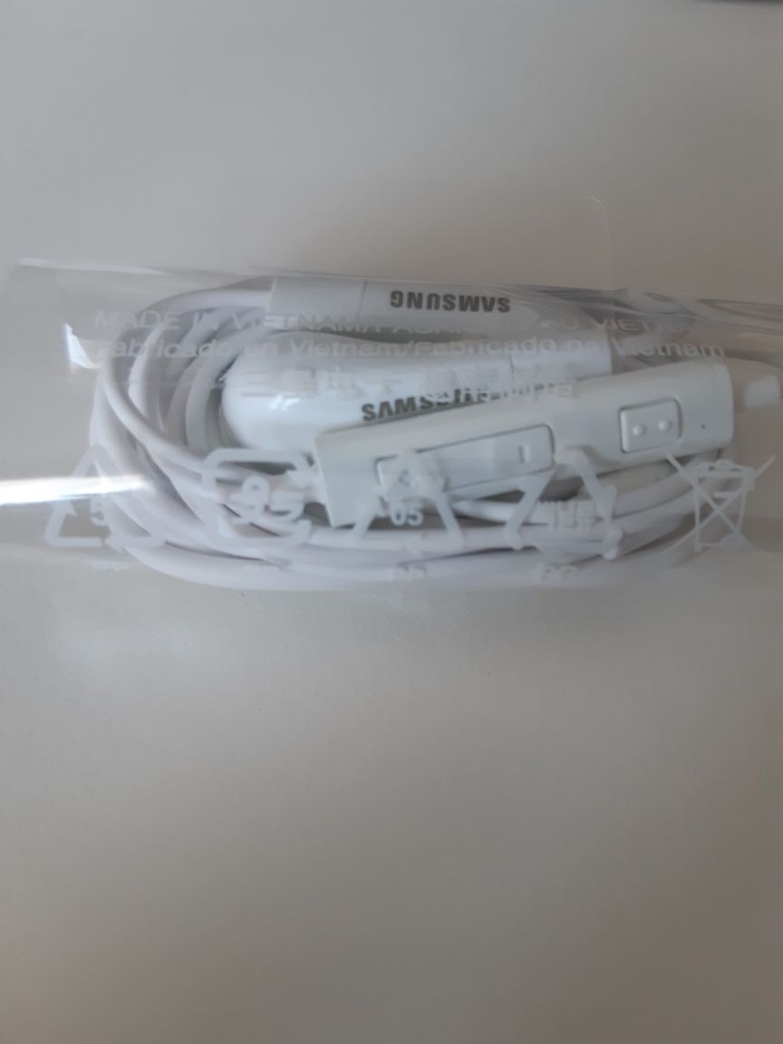 Auriculares brancos com microfone Samsung