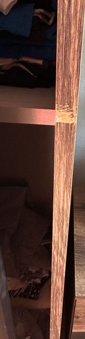 Szafa z czarnym lustrem