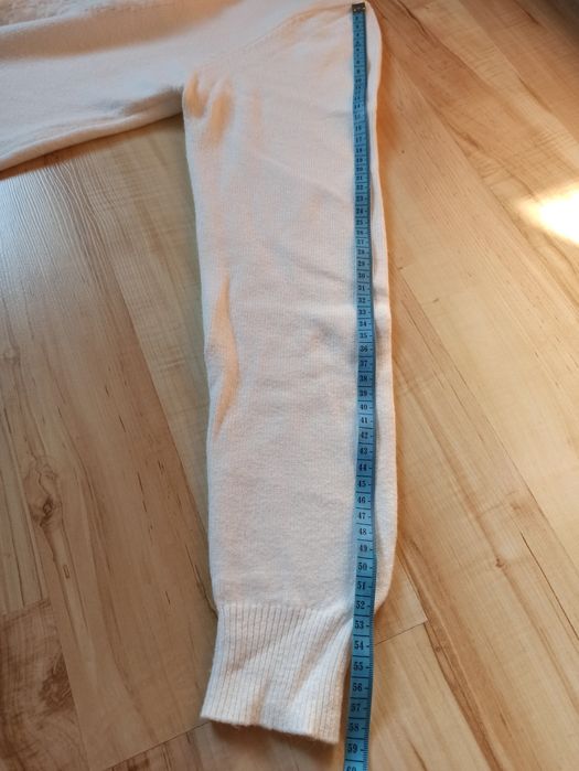Biały damski sweter