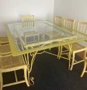 Mesa de vidro e pés em ferro feita por encomenda