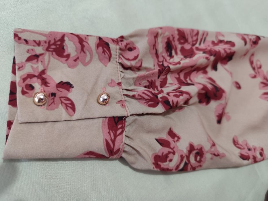 Vestido beje com flores rosa