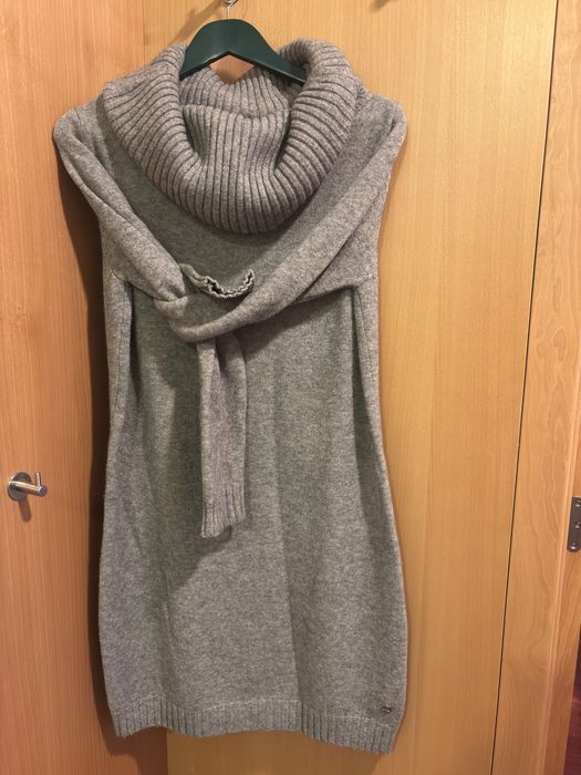 Vestido de gola larga, em malha.