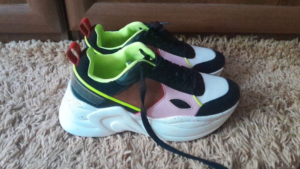 Взуття жіноче різних розмірів