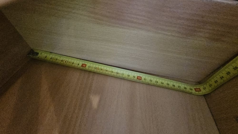 Drewniana komoda z półkami i szufladami.