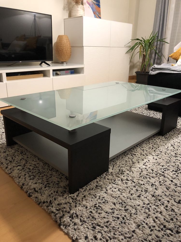 Mesa de sala em vidro e madeira
