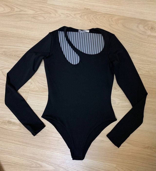 Елегантне чорне боді з довгим рукавом та оригінальним вирізом