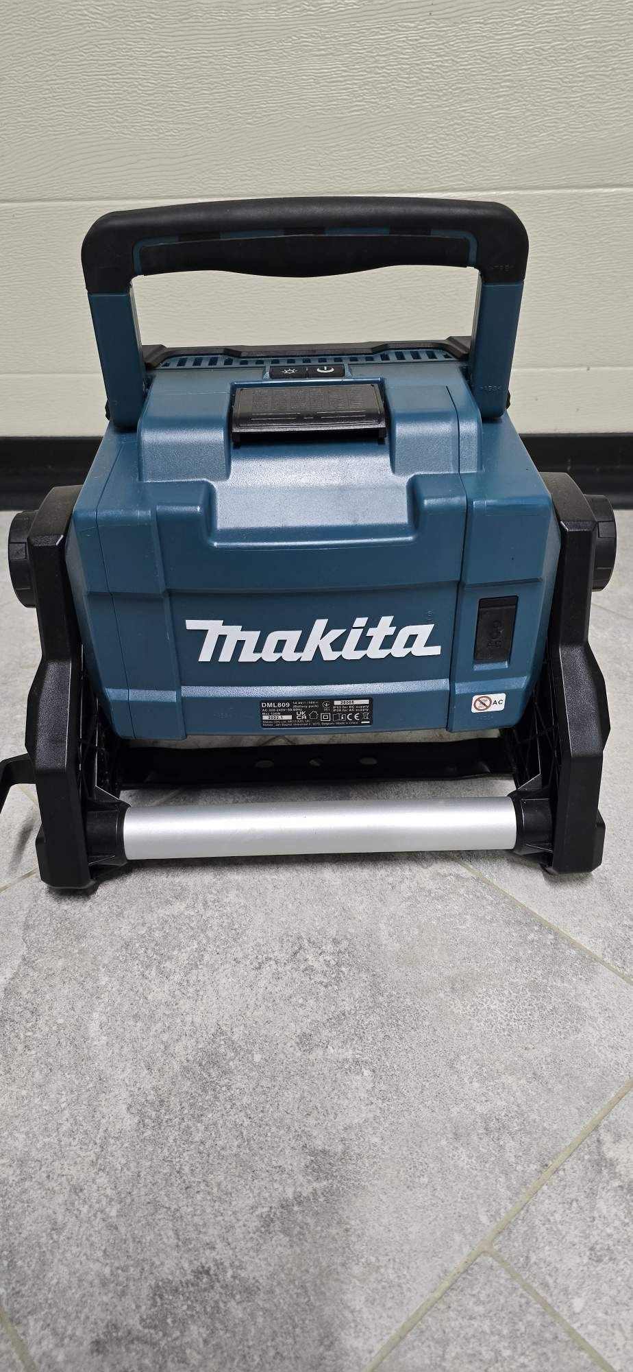 Makita DML809 lampa robocza hybrydowa LED 18v