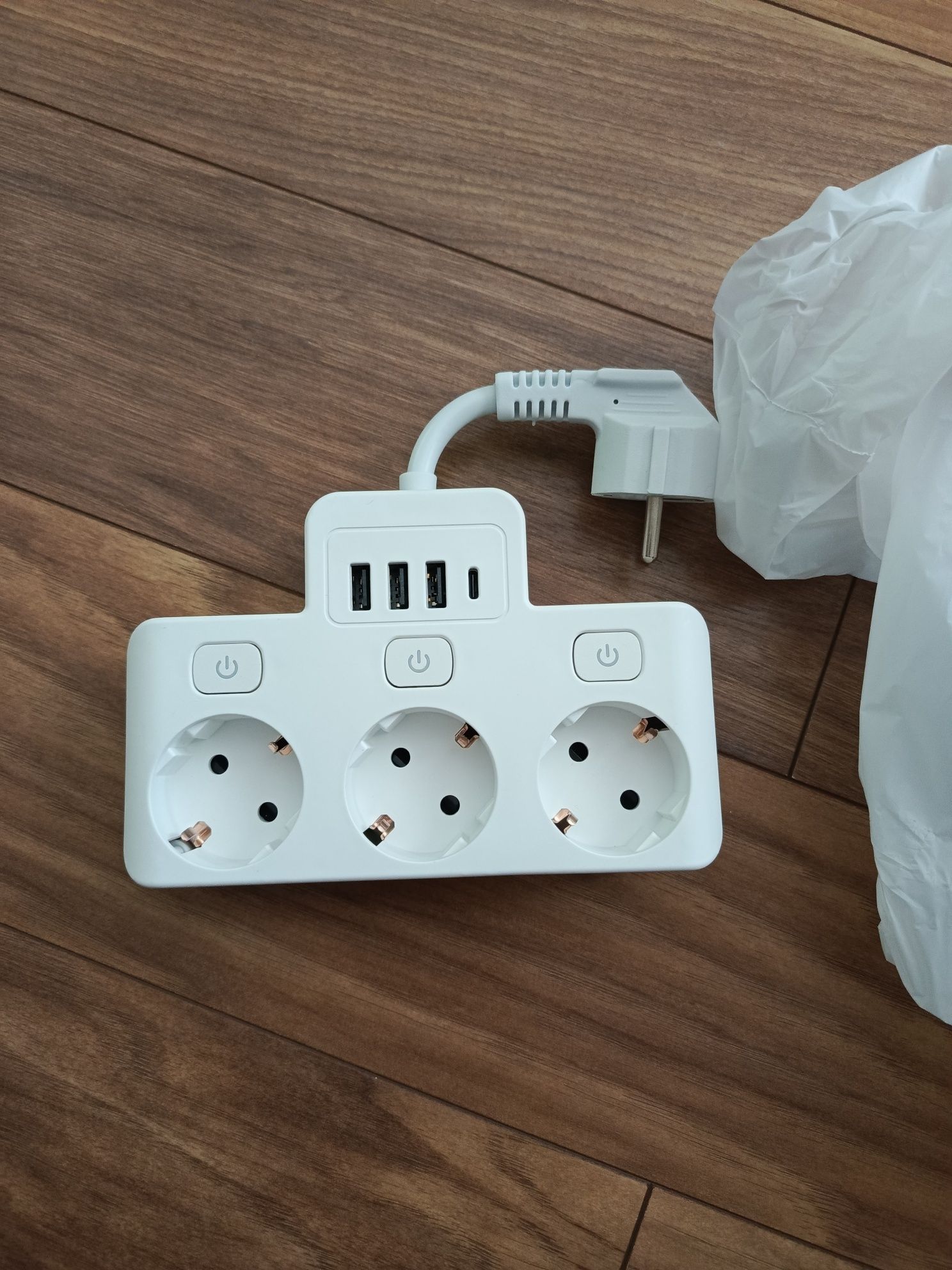Adapter do gniazdka z trzema gniazdami USB