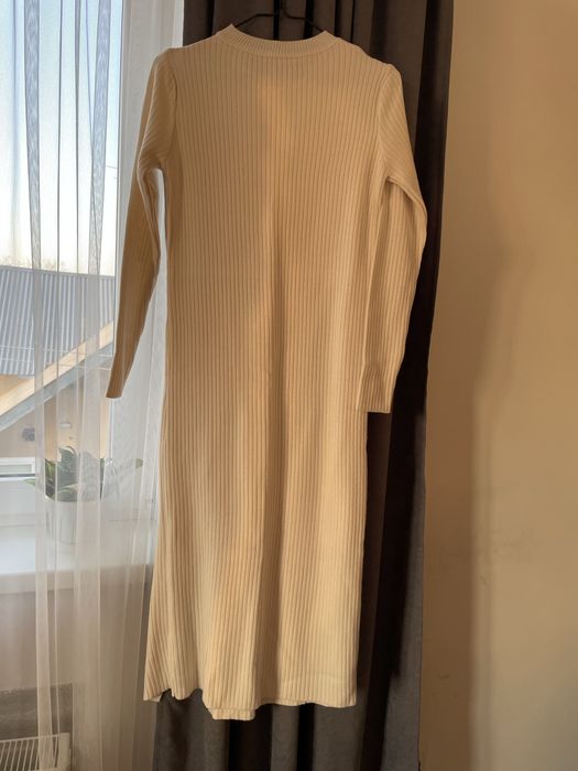 Молочна сукня прямого крою з розрізом