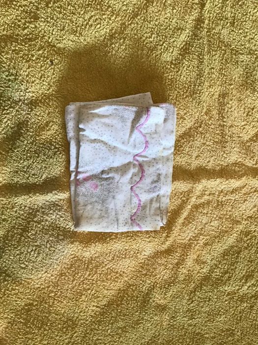 fronha de almofada branca com flores rosas flanela