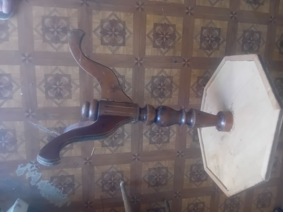 stary stolik drewniany