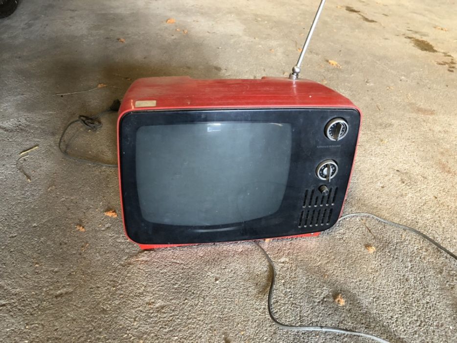 Televisao vintage vermelha