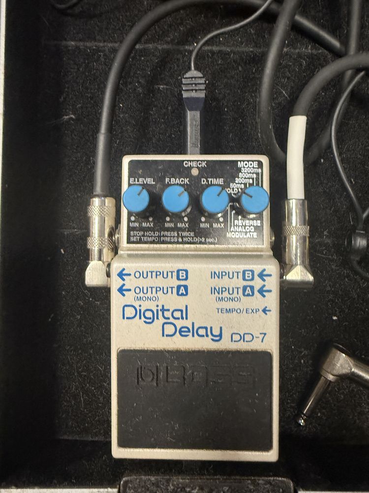 Pedalboard z kaczka i efektami Boss