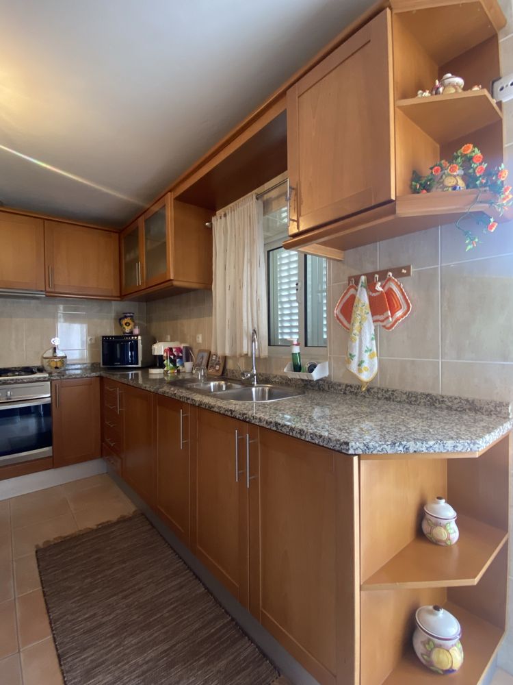Cozinha equipada (moveis, eletrodomesticos, mesa e cadeiras)