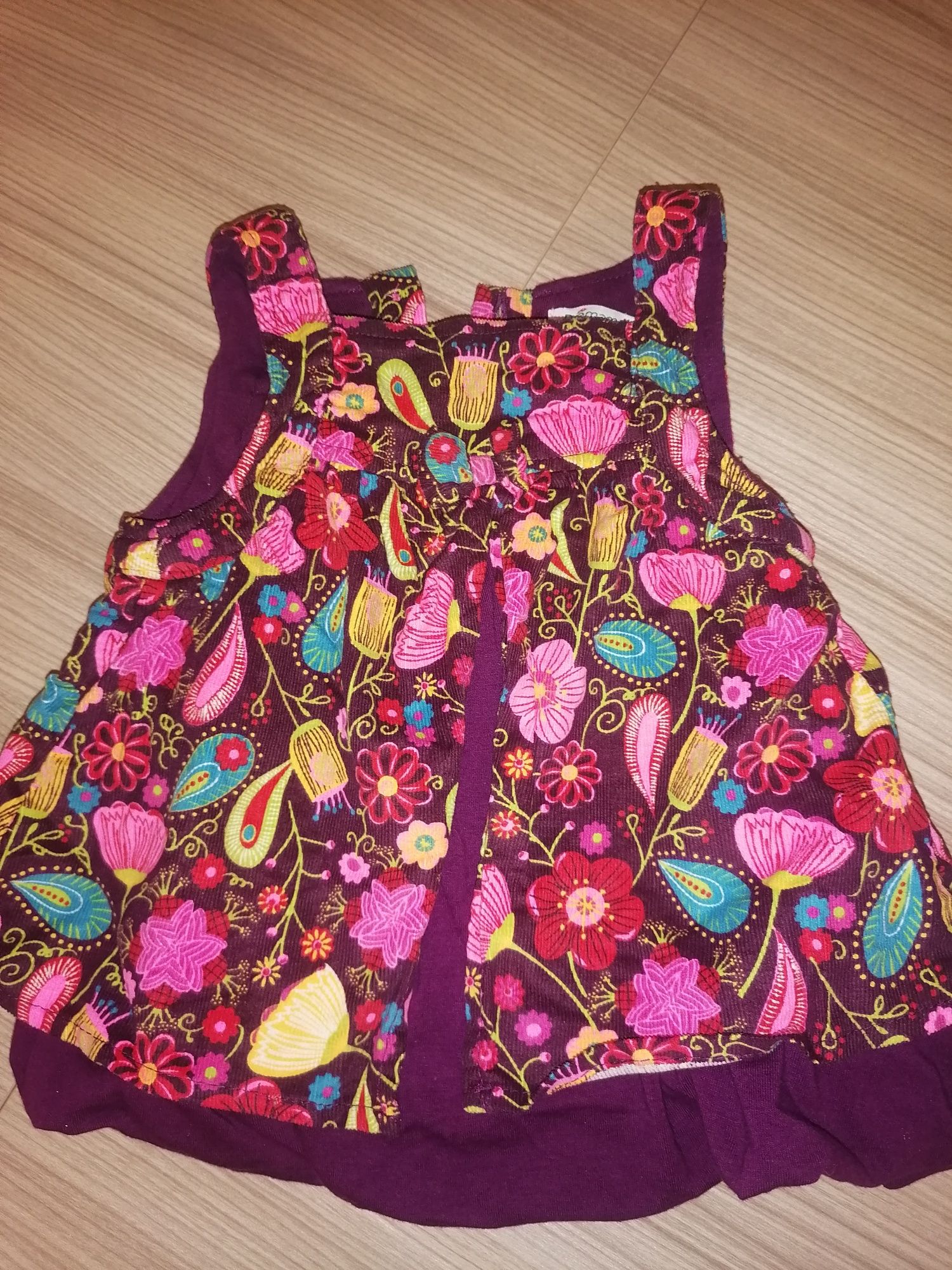 Roupa de menina impecável